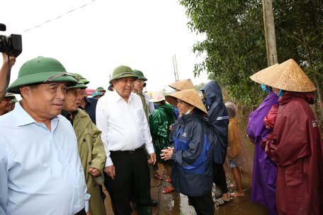 Phó Thủ tướng Thường trực kiểm tra khắc phục mưa lũ và thăm hỏi nhân dân Quảng Trị