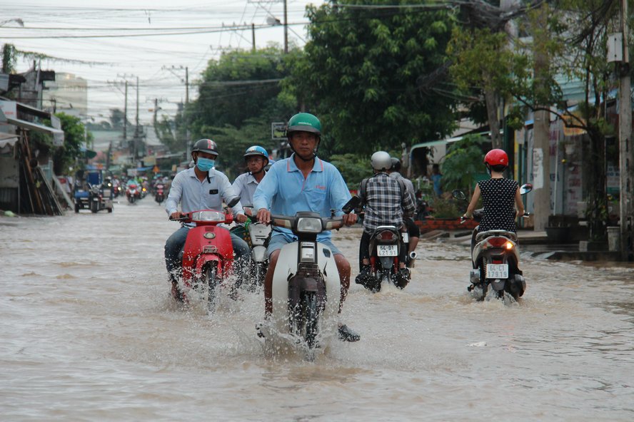 Do mưa bão cộng với triều cường nên nhiều tuyến đường trong nội ô TP Vĩnh Long bị ngập sâu trong nước làm ảnh hưởng đến đời sống người dân. Đặc biệt đường Mậu Thân ngập nặng, nhiều đoạn ngập hết bánh xe máy, gây khó khăn trong lưu thông.