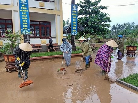 Người dân tham gia dọn dẹp vệ sinh khắc phục hậu quả sau mưa lũ. (Ảnh: Võ Dung/TTXVN)