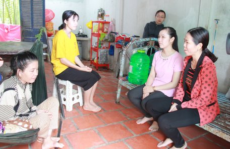 Các cô ở Trường THCS- THPT Hòa Bình (bên phải) đến thăm gia đình Tuyết Ni.