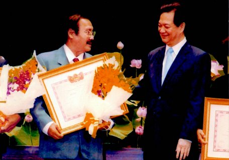 Nguyên Thủ tướng Nguyễn Tấn Dũng trao tặng danh hiệu “Nghệ sĩ nhân dân” cho diễn viên, đạo diễn, nhà sản xuất phim Lý Huỳnh vào năm 2012.