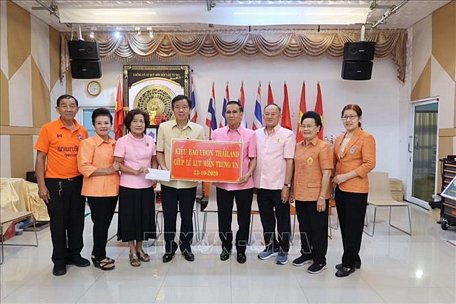 Bà con Việt kiều tại tỉnh Udon Thani quyên góp ủng hộ đồng bào miền Trung. Ảnh: TTXVN phát