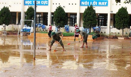 Các lực lượng quân đội hỗ trợ các trường học khắc phục hậu quả mưa lũ gây ra. 