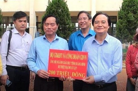 Bộ trưởng Phùng Xuân Nhạ đã trao hỗ trợ ngành giáo dục Quảng Bình khắc phục hậu quả mưa lũ. 