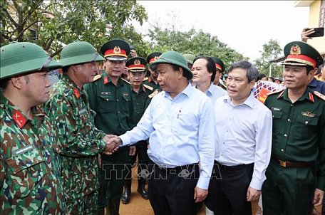 Thủ tướng Nguyễn Xuân Phúc thăm hỏi cán bộ, chiến sĩ lực lượng quân đội thuộc Bộ Chỉ huy quân sự tỉnh Quảng Bình. Ảnh: Thống Nhất/TTXVN