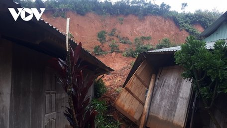  Sạt lở vùi lấp 3 ngôi nhà dân ở xã A Xan, huyện Tây Giang tỉnh Quảng Nam nhưng không thiệt hại về người vì đã được sơ tán sớm