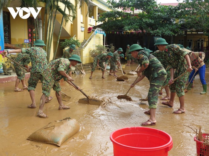 Lực lượng vũ trang Quân khu 4 giúp dân Quảng Bình khắc phục hậu quả mưa lũ.
