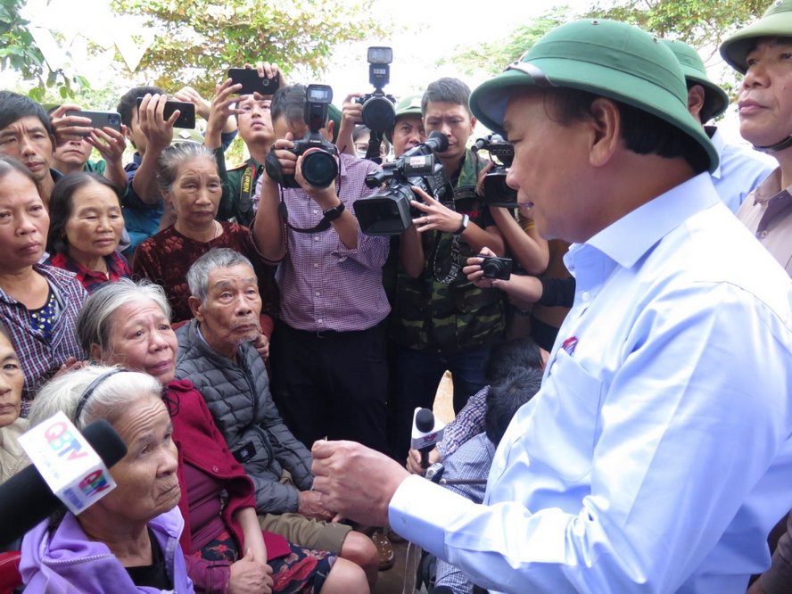 Thủ tướng Nguyễn Xuân Phúc ân cần thăm hỏi, động viên bà con vùng lũ.