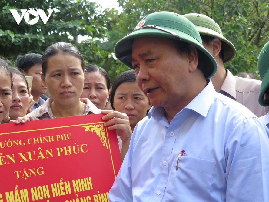 Thủ tướng chia sẻ khó khăn với trường Mầm non Hiền Ninh.
