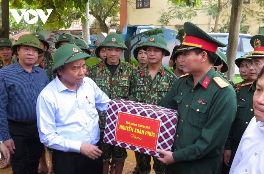 Thủ tướng tặng quà cán bộ, chiến sĩ Quân Khu 4 giúp dân khắc phục hậu quả lũ lụt.