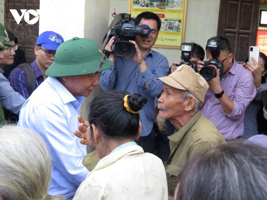 Thủ tướng thăm động viên bà con vùng rốn lũ thôn Đồng Tư, xã Hiền Ninh, tỉnh Quảng Ninh.