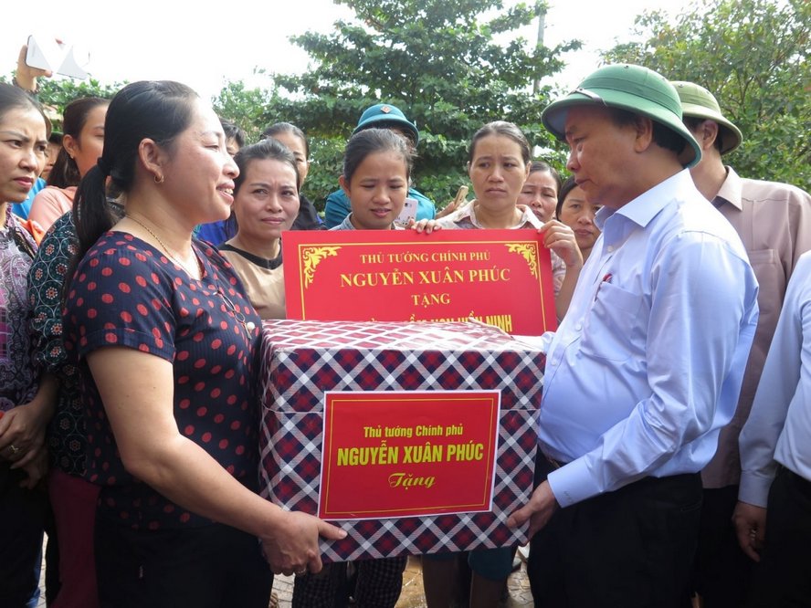 Thủ tướng tặng quà, động viên giáo viên trường mầm non Hiền Ninh vượt qua khó khăn sớm ổn định việc dạy học.