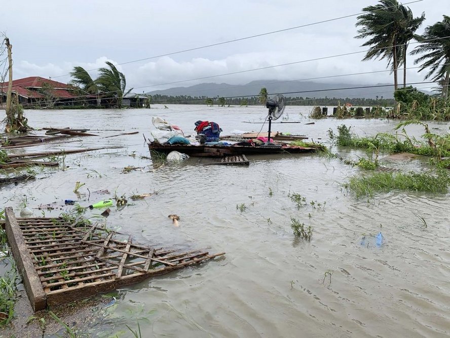 Molave là cơn bão thứ 17 đổ bộ vào Philippines trong năm nay, sau khi bão Saudel tuần trước gây lũ lụt diện rộng ở tỉnh Quezon, phía Đông Nam thủ đô Manila. Ảnh: AP