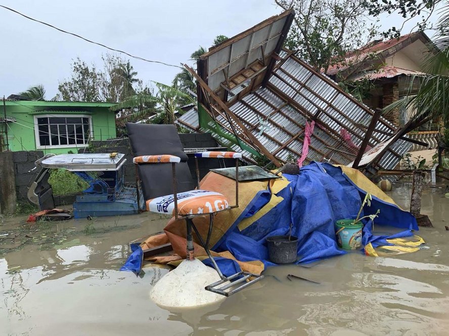 Phần còn lại của một cửa hàng nhỏ bị tàn phá ở thị trấn Pola trên đảo Mindora, miền Trung Philippines ngày 26/10. Ảnh: AP
