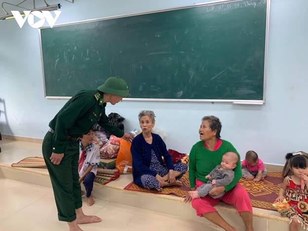 Tại tỉnh Thừa Thiên Huế, bộ đội biên phòng đã vận động người dân vùng xung yếu lên trường THCS Thuận An, Thừa Thiên Huế để phòng tránh bão số 9.