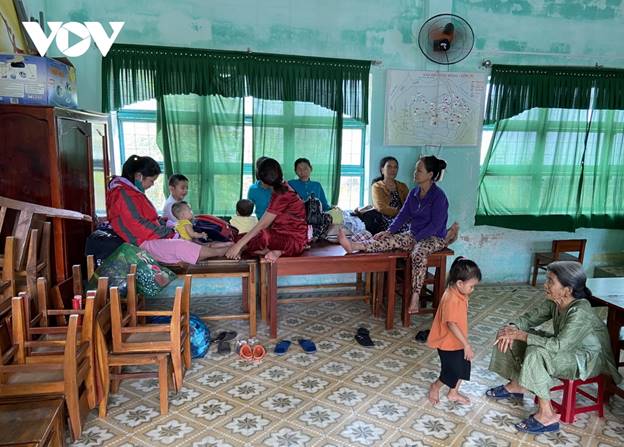 Chính quyền thị trấn Thuận An, huyện Phú Vang, tỉnh Thừa Thừa Thiên Huế di dời người dân ven biển phòng tránh bão số 9.