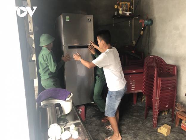 Đồn Biên phòng cửa khẩu cảng Thuận An - Thừa Thiên Huế đang khẩn trương giúp nhân dân kê cao vật dụng cần thiết, vận động giúp người dân di dời đến nơi an toàn tránh bão số 9.