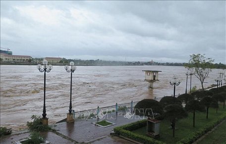 Nước sông Đăk Bla chảy qua thành phố Kon Tum lên cao, trên mức báo động 3. Ảnh: Dư Toán/TTXVN