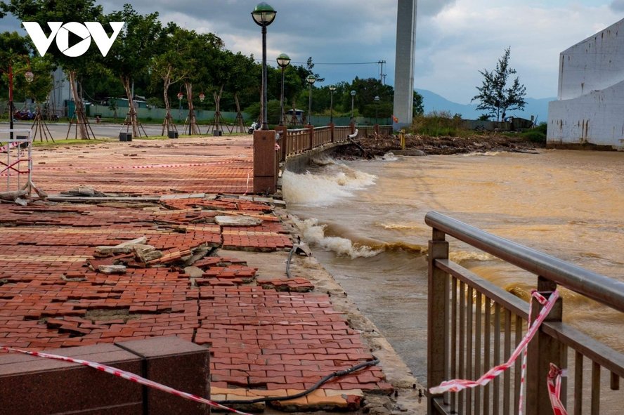 Mưa lớn cộng nước sông Hàn dâng cao, sóng mạnh đã làm vỡ nhiều đoạn lan can khu vực bờ sông trên đường Như Nguyệt phía Tây cầu Thuận Phước.