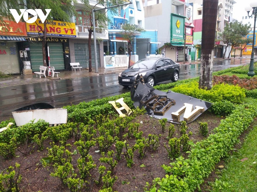 Tại thành phố Tuy Hòa, Phú Yên một số cây xanh ngã đổ, cản trở giao thông. Một số biển hiệu quảng cáo, rào chắn bung ra đường.