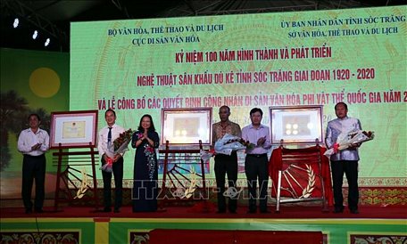 Trao các Quyết định công nhận Di sản văn hóa phi vật thể cấp quốc gia cho loại hình ngệ thuật dân gian nhạc Ngũ âm và múa Rom Vong của người Khmer Sóc Trăng và nghề thủ công bánh Pía Sóc Trăng.