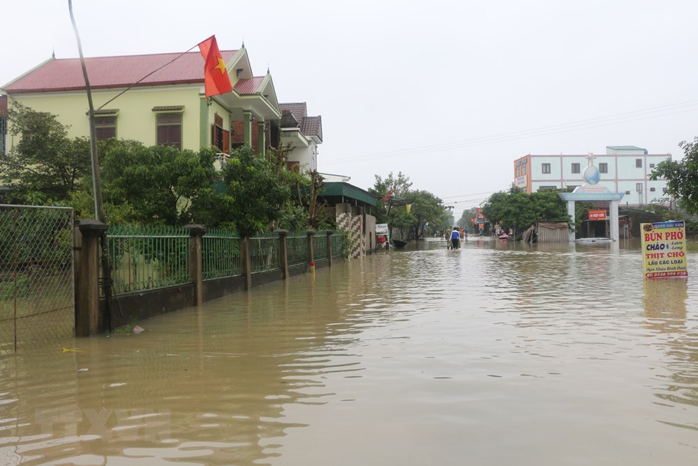  Nước lũ dâng cao khiến hàng ngàn hộ dân vũng trũng xã Hưng Trung, huyện Hưng Nguyên bị cô lập hoàn toàn. (Ảnh: Bích Huệ/TTXVN)