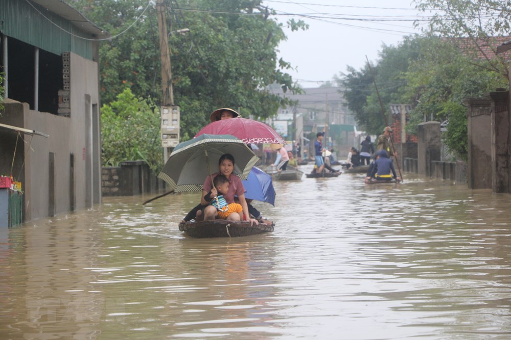  Tại xã Hưng Yên Bắc, nước dâng cao nửa nhà, người dân bị cô lập, phải di chuyển bằng thuyền. (Ảnh: Bích Huệ/TTXVN)