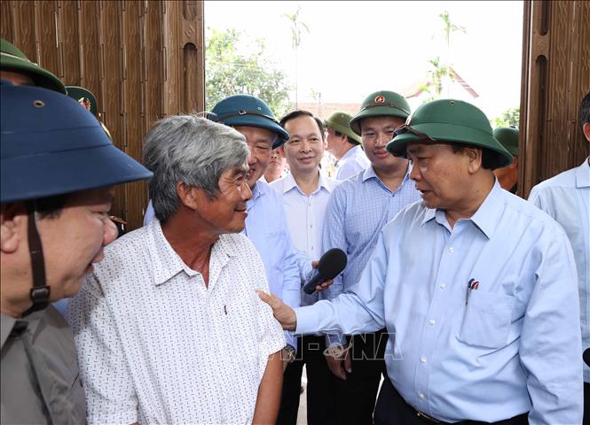 Thủ tướng Nguyễn Xuân Phúc đến thăm hỏi ông Cao Văn Phụng, tại thôn An Hà 1, xã Nghĩa Trung, huyện Tư Nghĩa, tỉnh Quảng Ngãi.