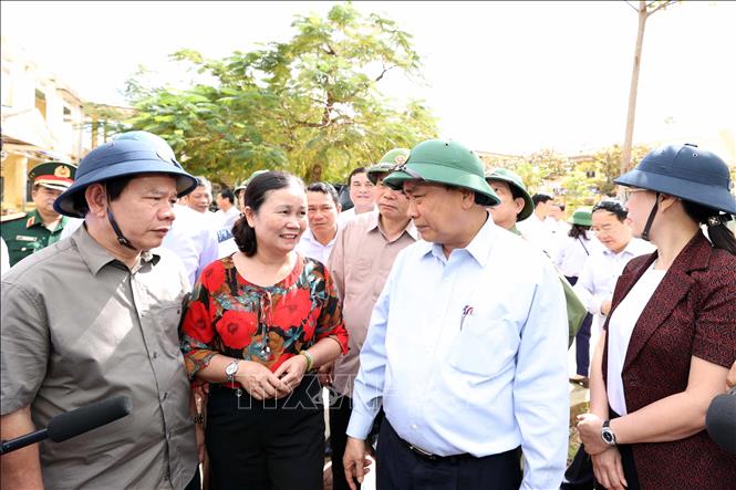 Thủ tướng Nguyễn Xuân Phúc đến thăm hỏi và tặng quà các thầy cô giáo và học sinh Trường THCS thị trấn Châu Ổ, huyện Bình Sơn, tỉnh Quảng Ngãi.