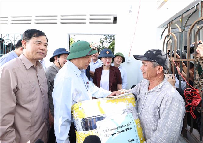 Thủ tướng Nguyễn Xuân Phúc đến thăm hỏi và tặng quà cho ông Trần Văn Đô tại Tổ dân phố 2, Thị trấn La Hà, huyện Tư Nghĩa, tỉnh Quảng Ngãi có bị nhà sập hoàn toàn.