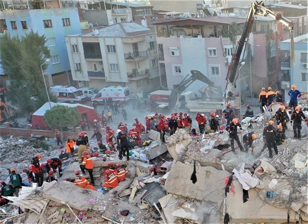 Lực lượng cứu hộ tìm kiếm nạn nhân dưới đống đổ nát sau trận động đất tại tỉnh Izmir, miền Tây Thổ Nhĩ Kỳ ngày 31/10/2020. (Ảnh: THX/TTXVN)