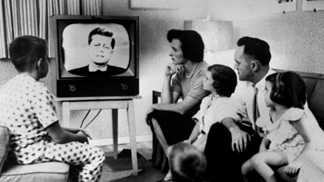 Một gia đình Mỹ theo dõi phát biểu của Tổng thống Kennedy sau cuộc bầu cử năm 1960. Ảnh: Getty Images