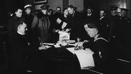 Bỏ phiếu bầu cử tại Mỹ năm 1918. Ảnh: Getty Images