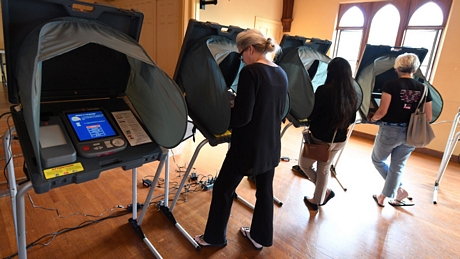 Bỏ phiếu bằng máy điện tử tại Laguna Beach, California trong cuộc bầu cử Quốc hội giữa kỳ ngày 6/11/2018. : AFP/Getty Images
