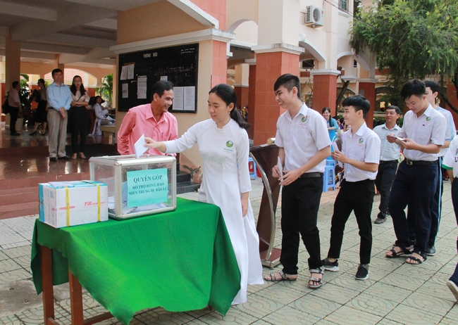 Học sinh Trường THPT Lưu Văn Liệt ủng hộ các bạn miền Trung sau lời phát động của thầy hiệu trưởng.