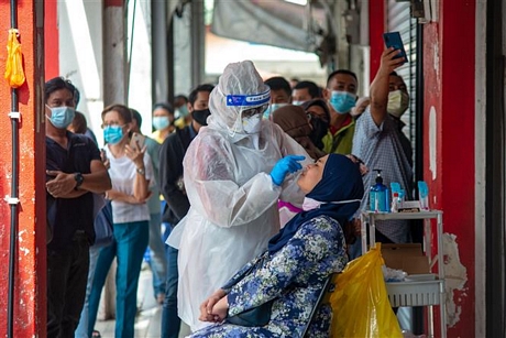  Nhân viên y tế lấy mẫu xét nghiệm COVID-19 tại Selangor, Malaysia. Ảnh: THX/TTXVN