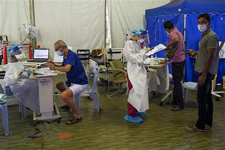  Nhân viên y tế lấy mẫu xét nghiệm COVID-19 tại Subang Jaya, ngoại ô Kuala Lumpur, Malaysia, ngày 22/10/2020. Ảnh: AFP/TTXVN