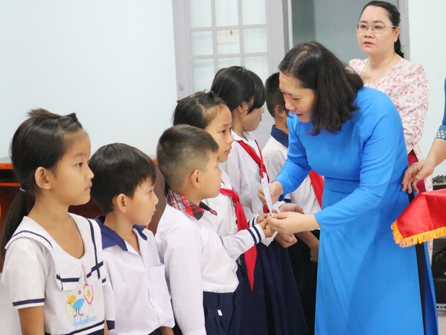 Bà Lê Hông Đào- Phó Chủ tịch UBMTTQ Việt Nam tỉnh Vĩnh Long trao học bổng cho các em học sinh.