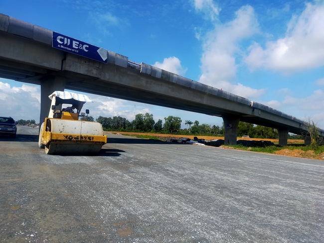 Thi công mặt đường và cầu vượt Dự án Cao tốc Trung Lương- Mỹ Thuận tại gói thầu XL04.