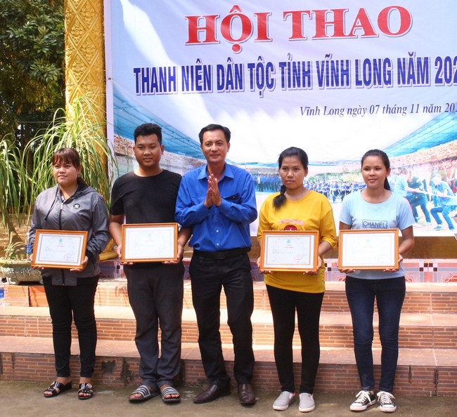 Anh Nguyễn Minh Thiện- Phó Bí thư Thường trực Tỉnh Đoàn, Chủ tịch Ủy ban Hội LHTN Việt Nam tỉnh trao giải cho các đơn vị