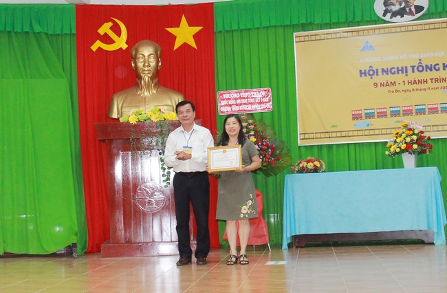 UBND huyện Trà Ôn trao giấy khen cho Tổ chức Room to Read.