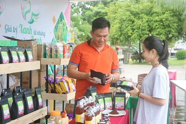 Anh Lê Thanh Tuấn giới thiệu sản phẩm cà phê hạt sen cho người tiêu dùng tại buổi triển lãm thành tựu kinh tế - xã hội của tỉnh năm 2020