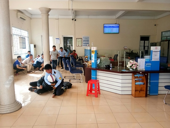 Diễn tập bắt “cướp ngân hàng” tại Vũng Liêm.