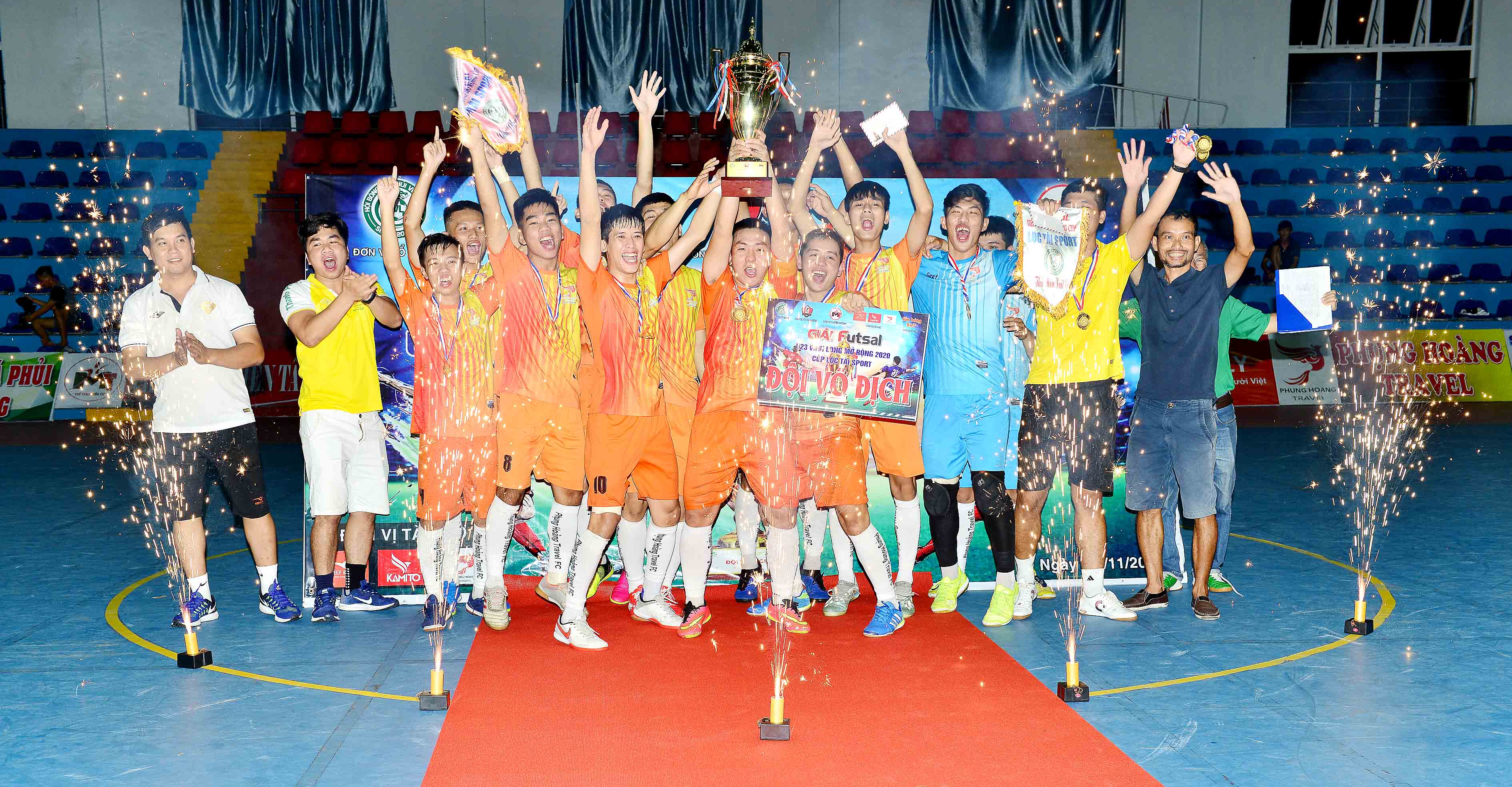 Đội Phụng Hoàng Travel (TP Hồ Chí Minh) đăng quang ngôi vô địch.