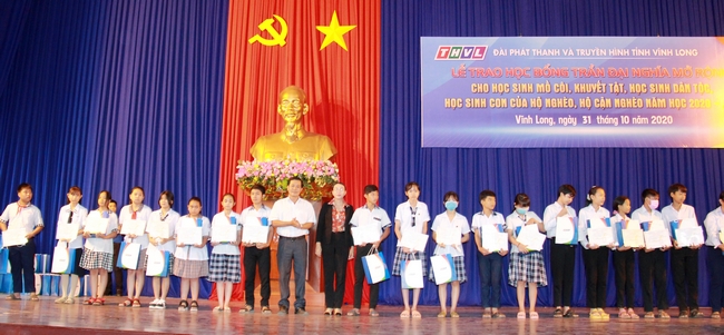 Đài PT-TH Vĩnh Long trao học bổng Trần Đại Nghĩa mở rộng cho học sinh huyện Long Hồ.