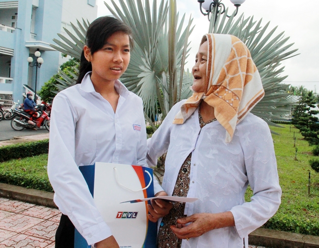 Phạm Thị Mỹ Phương- học sinh lớp 9, Trường THCS Đồng Phú- cùng bà nội đi lãnh học bổng.