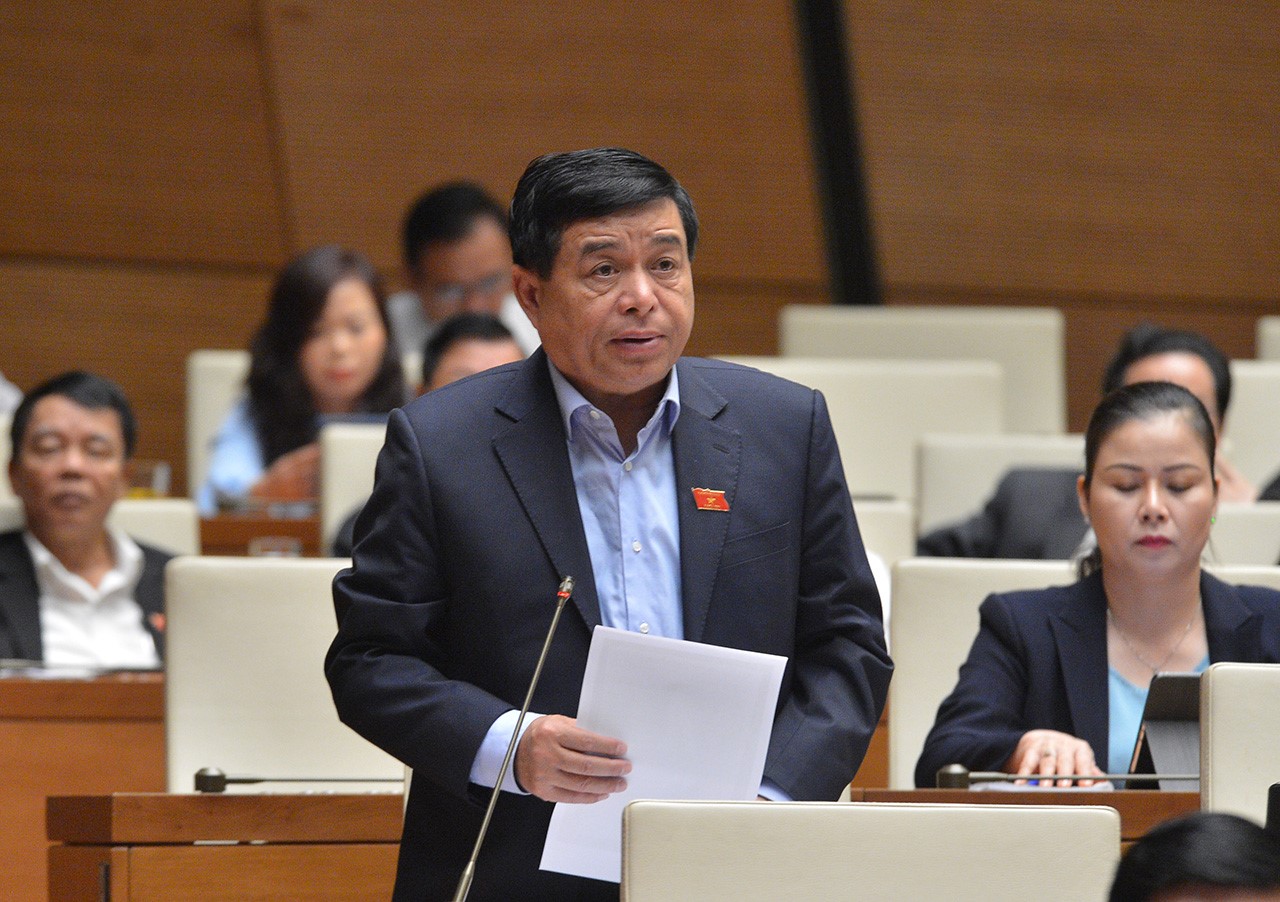Bộ trưởng Bộ Kế hoạch và Đầu tư Nguyễn Chí Dũng trả lời chất vấn của các đại biểu Quốc hội.