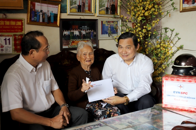 Ông Nguyễn Văn Hợp- Chủ tịch Hội đồng thành viên Tổng Công ty Điện lực Miền Nam thăm hỏi Mẹ Việt Nam anh hùng Mai Thị Đém.