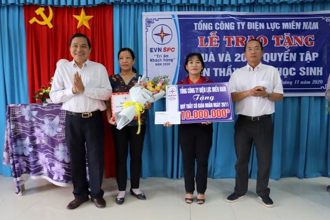 Tặng quà cho thầy cô giáo Trường THCS Hòa Thạnh mừng Ngày Nhà giao Việt Nam.
