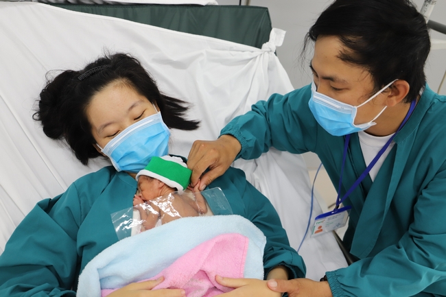 Bé Bắp sinh non ở tuần thứ 26, sau 2 tuần đã tự bú sữa mẹ và đã xuất viện sau gần 2 tháng nhờ kề da mẹ. 